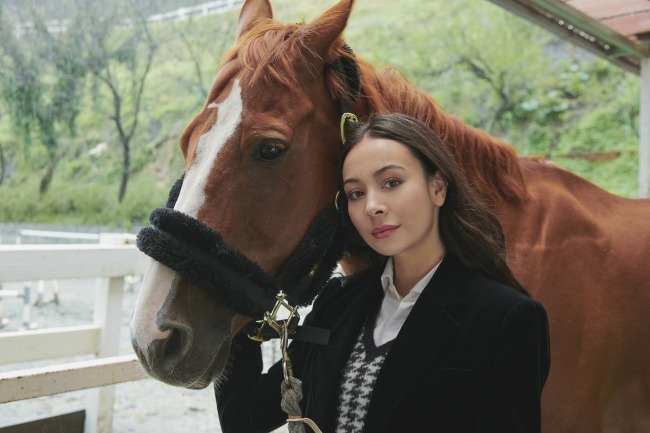 エレナ アレジ 後藤さんが「憧れ乗馬女子」として表紙を飾り話題～厩舎がランウェイに～