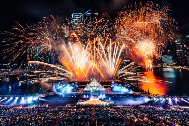 エイベックスがシンガポールのカウントダウンイベントで日本発の花火ショー「STAR ISLAND」を開催 会場周辺の約50万人を魅了