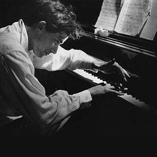 （c） Jock Carroll, courtesy of the Estate of Jock Carroll and The Glenn Gould Foundation
