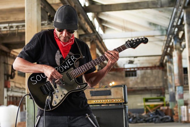 SLIPKNOT®のギタリストでヘヴィメタル界のレジェンド、ジム・ルートのシグネイチャーJAZZMASTER®を発売開始。