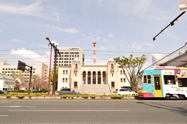 エール電車と豊橋市公会堂