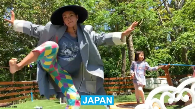 ユニセフ・グローバルビデオ：リメイク版『パタパタ』でダンスを踊る菅原小春さん。© UNICEF Video