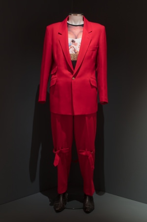 Vivienne Westwood《RED SUIT》1992,  Fabric Touch and Identity（c）Compton Verney, photography Jamie Woodley 