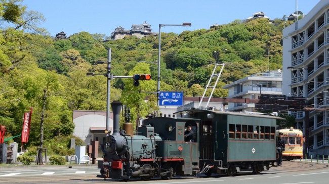 「バーチャル背景」ではこの他、松山市内の観光地の画像も提供されている