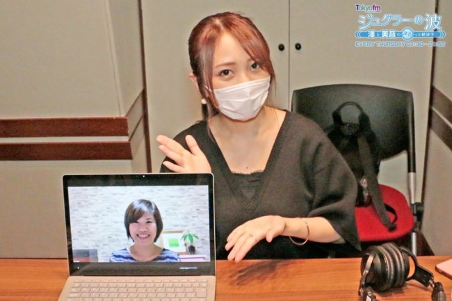 右：向井地美音さん　左（PC画面内）：安本直子さん