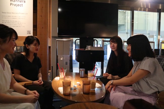 左から音大卒社会人の日比野さん、インタビューをする音大生の町田さん、松長さん、伊藤さん