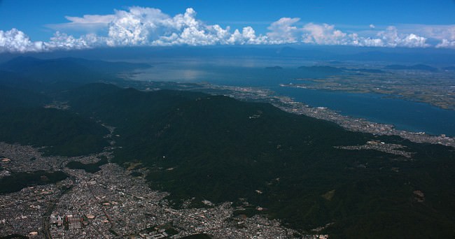 キヤノンの8Kカメラで空撮した比叡山と琵琶湖