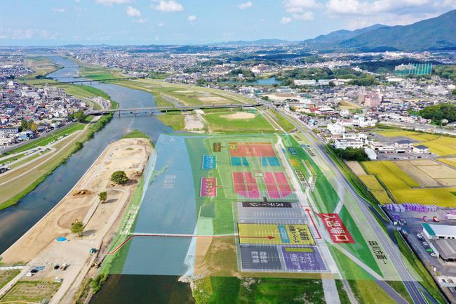 会場は、福岡県北部、筑豊地方の直方市を流れる遠賀川の河川敷。筑豊の名山、福知山に抱かれた町です。