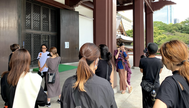 撮影終了後、増上寺の境内でインタビューや撮影が行われた