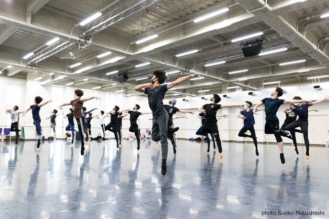 バレエ作品では珍しく、男性の群舞が活躍