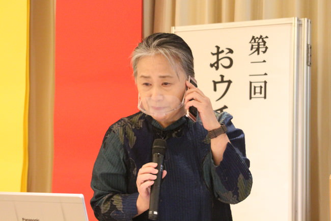 リモート参加者と電話で会話する夏井先生