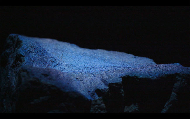 大舩真言 Reflection field - Koto Rhyolite#4  岩絵具・湖東流紋岩 2020「Depth of Light」公演映像より © Yoshiyuki Sakuragi