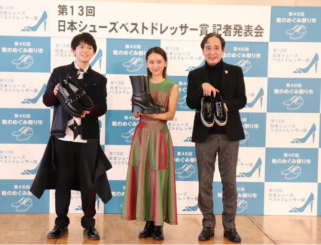 「2020年 日本シューズベストドレッサー賞」受賞者。自身がデザインした靴を手にする（左から）松丸亮吾さん、岡田結実さん、ルー大柴さん。