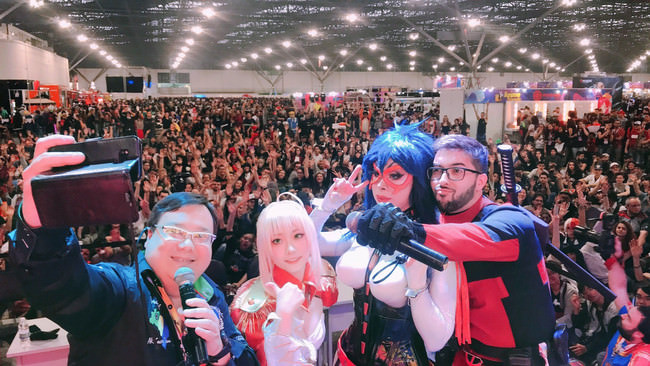 南米最大級のアニメイベント「Anime Friends（アニメフレンズ）」。1万人近いイベントステージでライブやトークショーをおこなった（左から2番目）