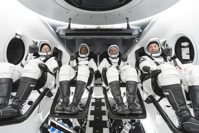 クルードラゴン内の1号機乗組員たち。左から、NASA宇宙飛行士のシャノン・ウォーカー氏、ビクター・グローバー氏、マイク・ホプキンス氏、そして宇宙航空研究開発機構の野口聡一氏（画像：SpaceX）
