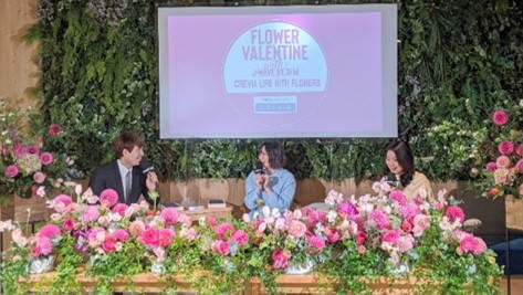 花装飾を施したギャラリークレヴィア新宿にて、「花のある暮らし」について語るきゃりーぱみゅぱみゅさん（中央）