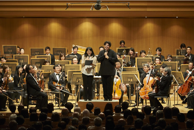 首席指揮者アンドレア・バッティストーニが指揮とお話をつとめた「午後のコンサート」より　(C)上野隆文