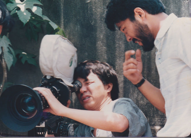 1985年「童年往事」撮影時カメラを覗く侯孝賢_写真提供：朱天文