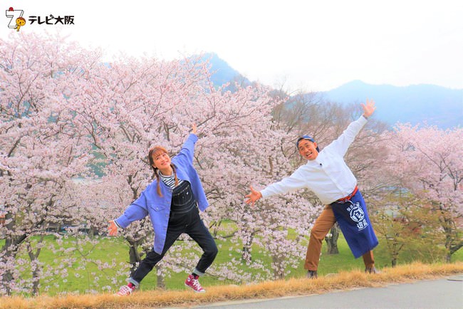 初回に続きゲスト鈴木奈々(写真左)と桜満開たつの市へ