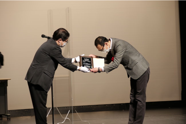 松尾泰樹文部科学審議官から表彰状と楯を授与