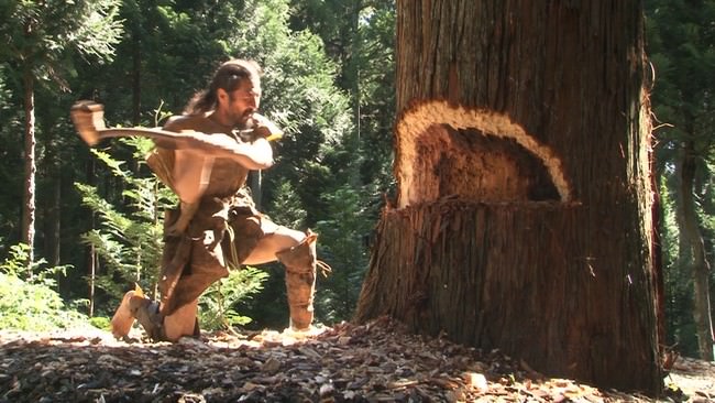 映画「スギメ」のシーン（丸木舟は石斧で杉の木を伐り出した）