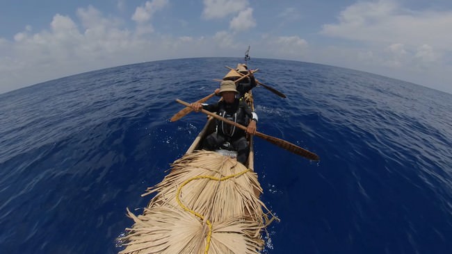 映画「スギメ」のシーン（台湾から与那国島を目指す５人の漕ぎ手たち）