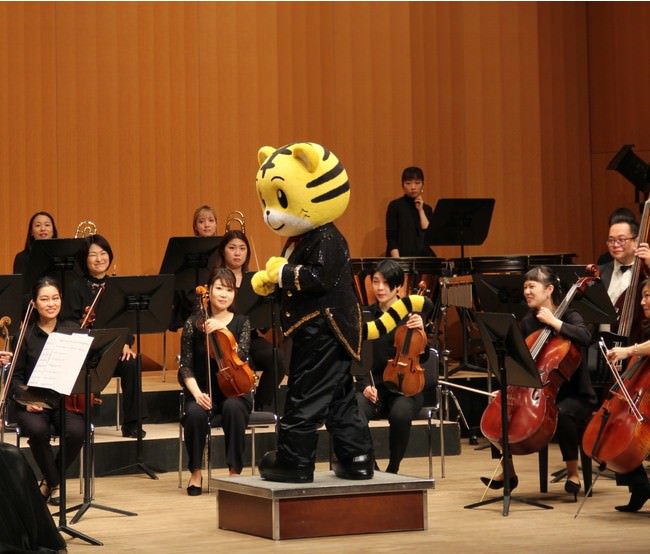 しまじろう、オーケストラの指揮者になる！〈こどもちゃれんじ〉 テーマ曲のオーケストラバージョンが誕生。大阪音大しまじろう楽団の指揮に、しまじろうが挑戦！