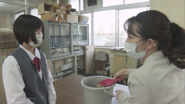 愛知・安城農林高校で卵の品質改良に取り組む生徒を取材する島津咲苗アナ