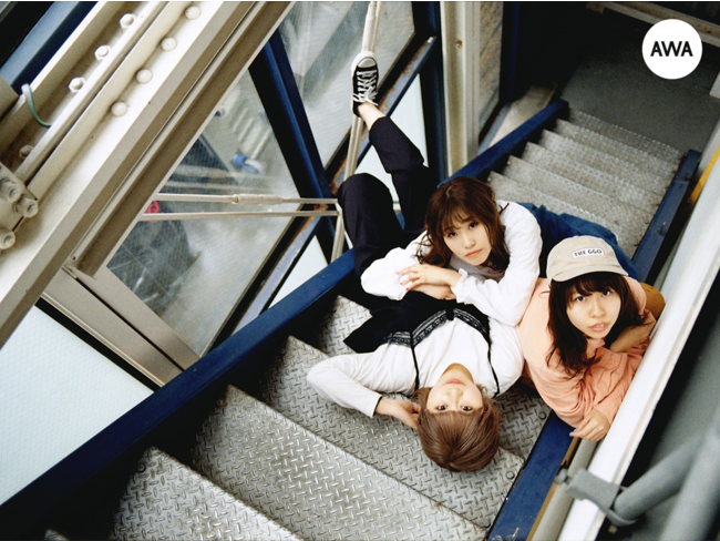 大阪を拠点に活動するガールズ3ピースロックバンド「カネヨリマサル」が、“夏の夜に聴きたい曲”をテーマにプレイリストを「AWA」で公開