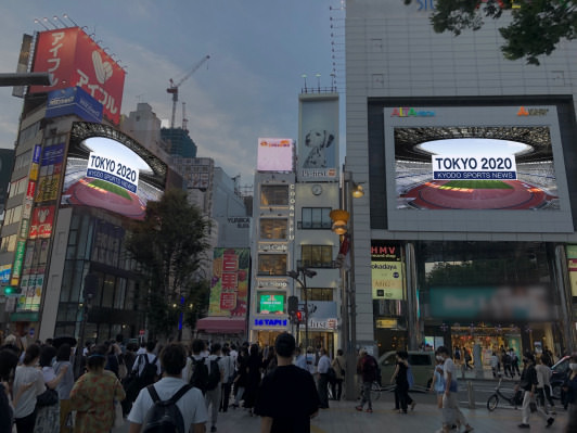 クロス新宿ビジョンと新宿アルタビジョンがシンクロ放映を開始！ その第一弾として「TOKYO 2020 KYODO SPORTS NEWS」を放映！