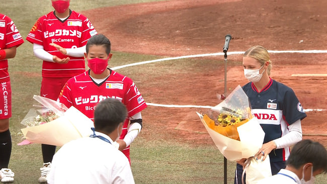 ※試合前、東京五輪メモリアルセレモニーの様子(左：上野由岐子、右：アリー・カーダ) ©CS日テレ