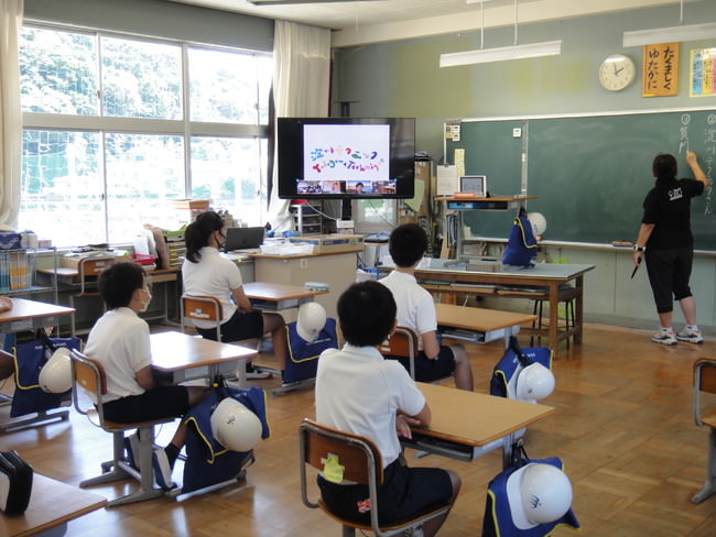 淀川テクニックによる由岐小学校の1年生から6年生の子ども達への特別オンライン授業風景