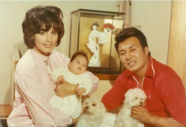 父・梅宮辰夫、母・クラウディアさんに抱かれる、生まれたばかりのアンナさん