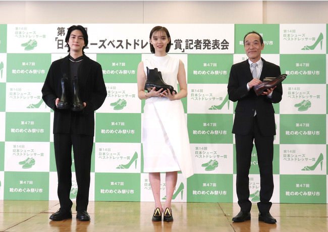 第14回「日本シューズベストドレッサー賞」受賞者。（左から）稲葉友さん、江野沢愛美さん、東国原英夫さん。