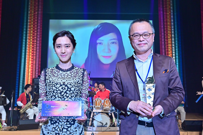 グランプリを受賞した矢野ほなみさん（中央）、プロデューサーの山村浩二さん（右）、審査員長の杉野希妃さん（左）