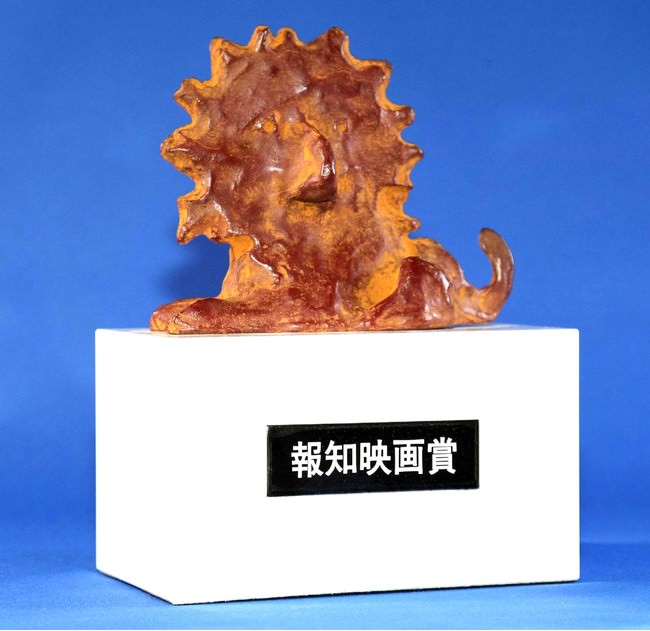 受賞者に贈られる和田誠さんデザインのブロンズ像