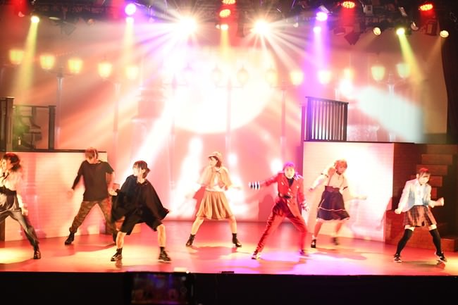 前回公演「コネクト・ライフ」より、ダンス×プロジェクションマッピングの融合