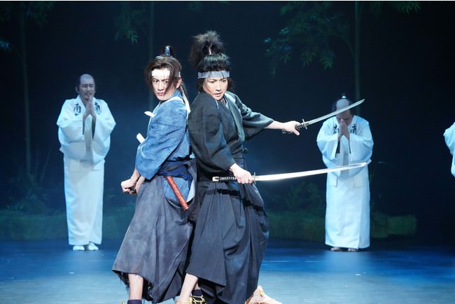 左より　溝端淳平(佐々木小次郎役)、藤原竜也(宮本武蔵役)　撮影：田中亜紀　提供：ホリプロ