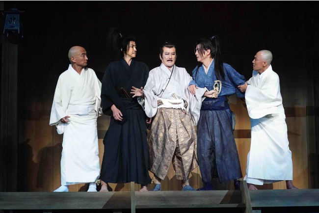 左より　塚本幸男(沢庵宗彭役)、藤原竜也(宮本武蔵役)、吉田鋼太郎(柳生宗矩役)、溝端淳平(佐々木小次郎役)、大石継太(平心役)　撮影：田中亜紀　提供：ホリプロ