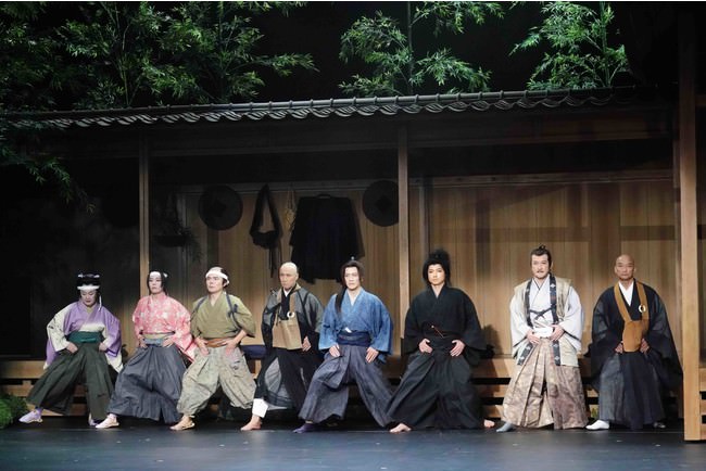 左より　白石加代子(木屋まい役)、鈴木杏(筆屋乙女役)、齋藤慎平(忠助役)、大石継太(平心役)、溝端淳平(佐々木小次郎役)、藤原竜也(宮本武蔵役)、吉田鋼太郎(柳生宗矩役)、塚本幸男(沢庵宗彭役)　撮影：田中亜紀　提供：ホリプロ