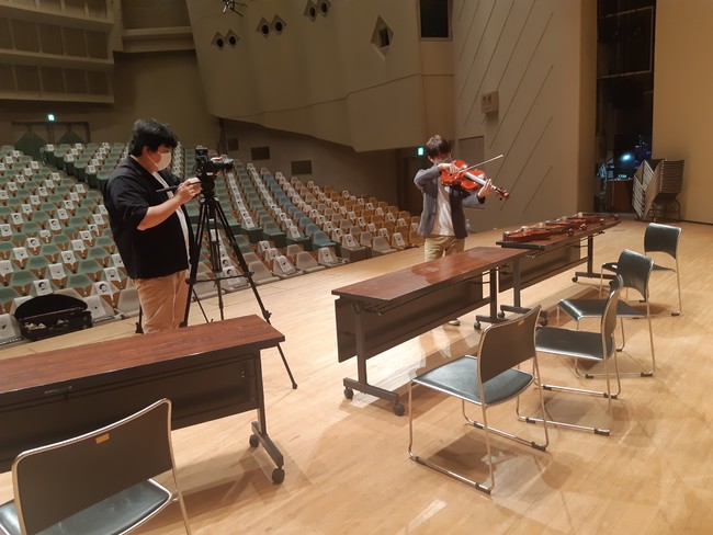 今回の演奏家生野正樹氏をお招きしたホールでの楽器音 調整に関する授業の様子