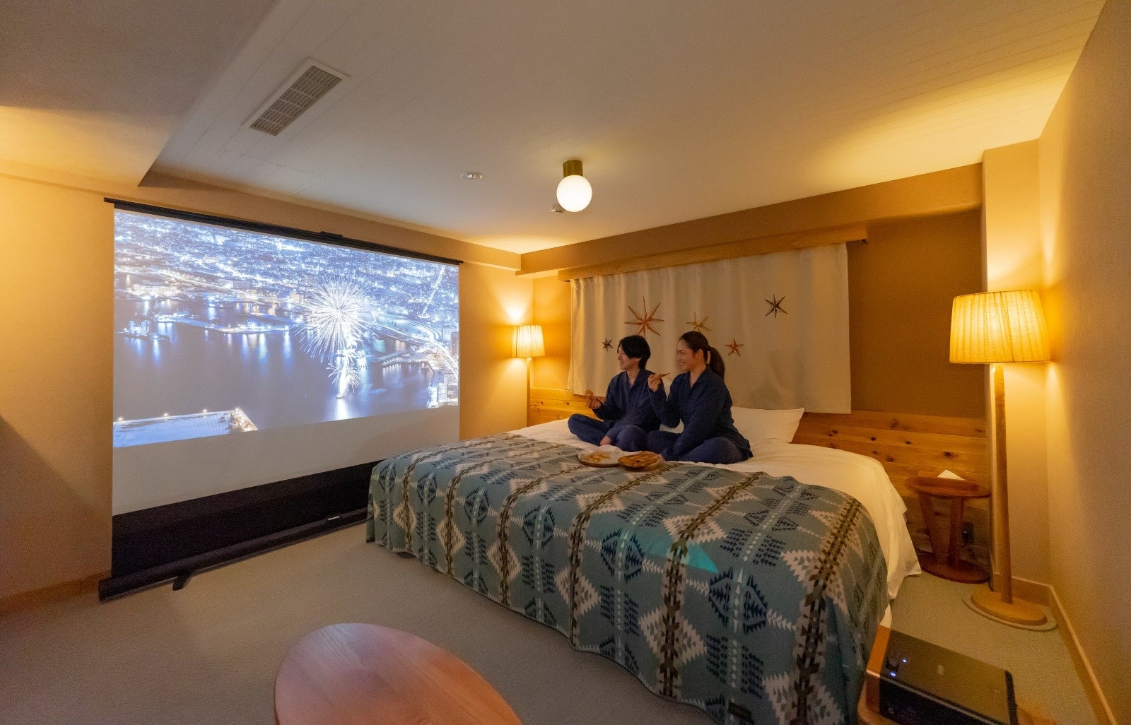 100 インチスクリーンの大画面で楽しむプライベートシアター。2022年3月3日(木)から6室限定で“シアタールーム”が「UNWIND HOTEL&BAR 札幌」に新登場!