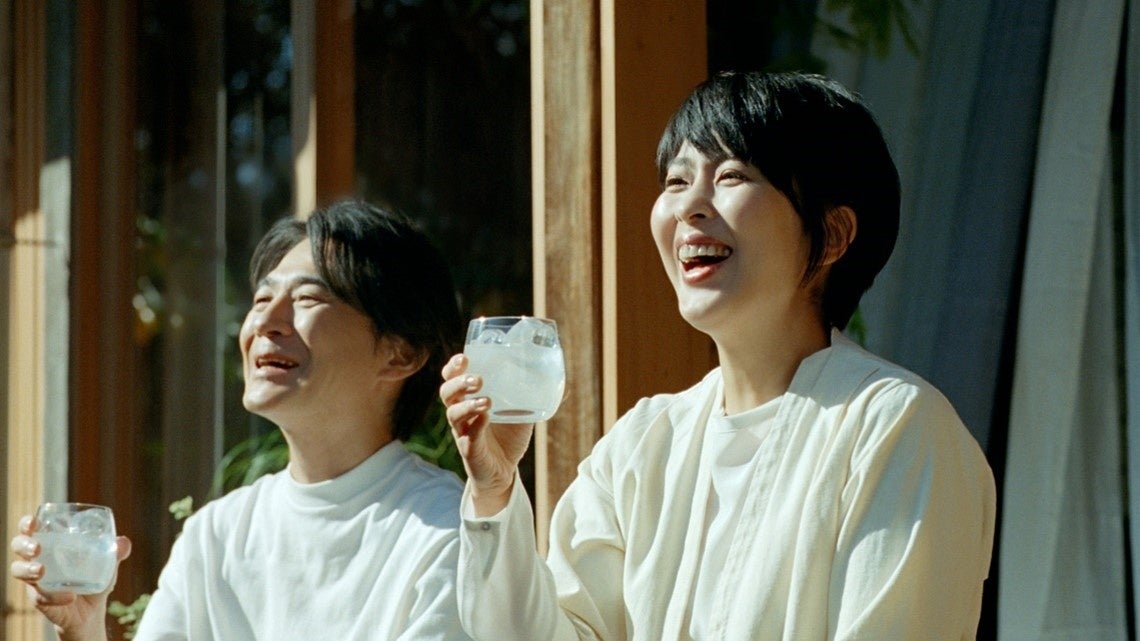 松たか子さん、吉岡秀隆さんが夫婦役で「はじめてのおいしさ」に笑顔！ 「麒麟 発酵レモンサワー」新TVCMが公開