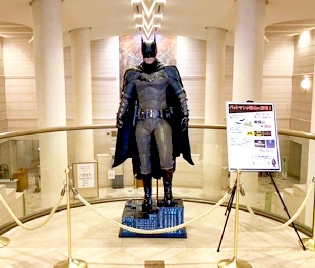 映画『THE BATMAN-ザ・バットマン‐』× 広島県福山市　広島県福山市内のTSUTAYAでバットマンの等身大の像を展示