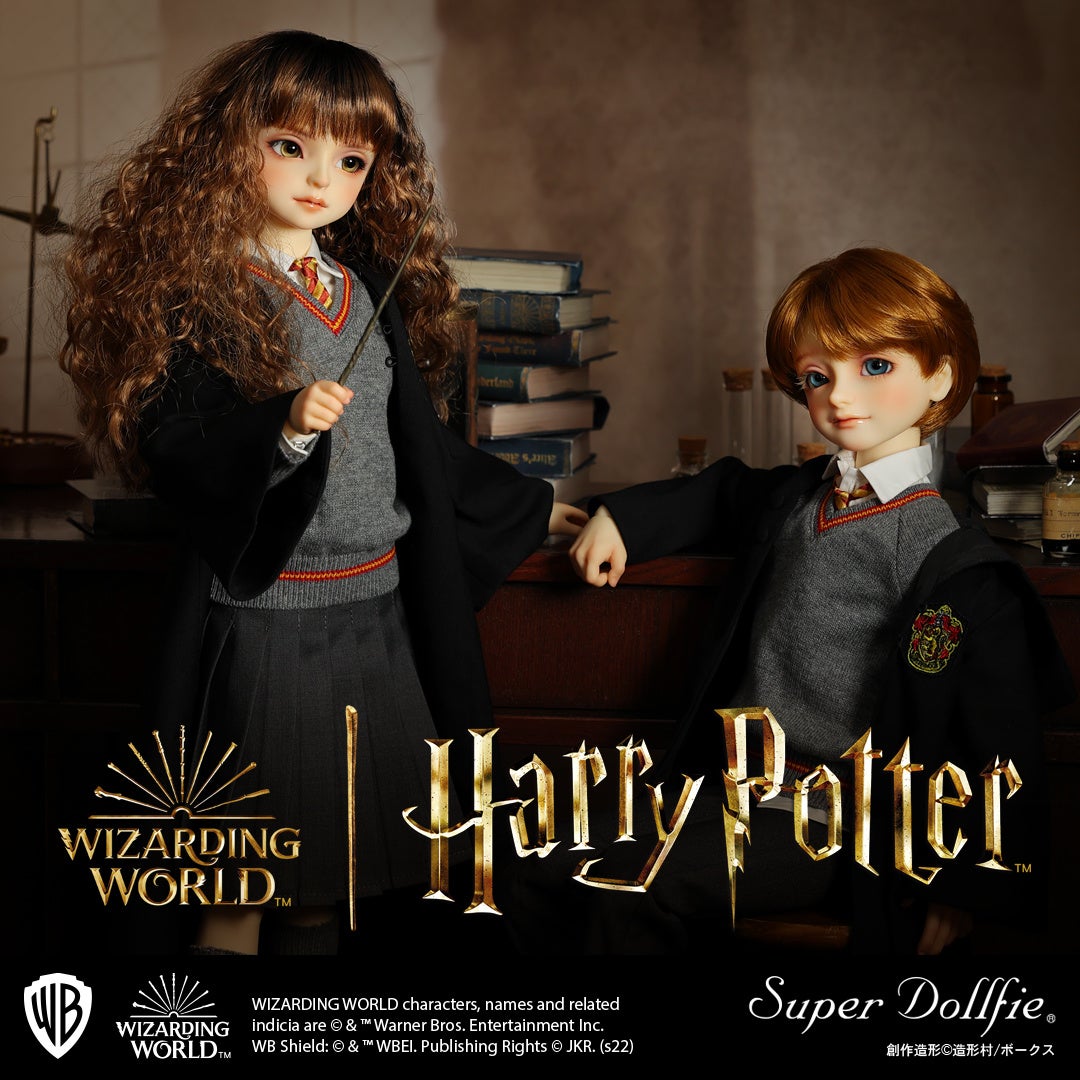 「魔法ワールド（Wizarding World）」のオフィシャル商品が揃うオンラインショップ「ハリー・ポッター　マホウドコロ」限定で、愛らしいスーパードルフィー®のハーマイオニーとロンが登場！