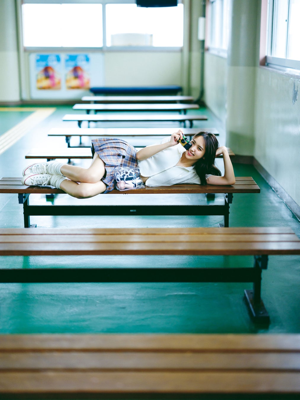 ​櫻坂46小林由依、2nd写真集から「女子高生へそ出しルック」でベンチに横たわり無邪気に笑うお茶目なカットを公開！
