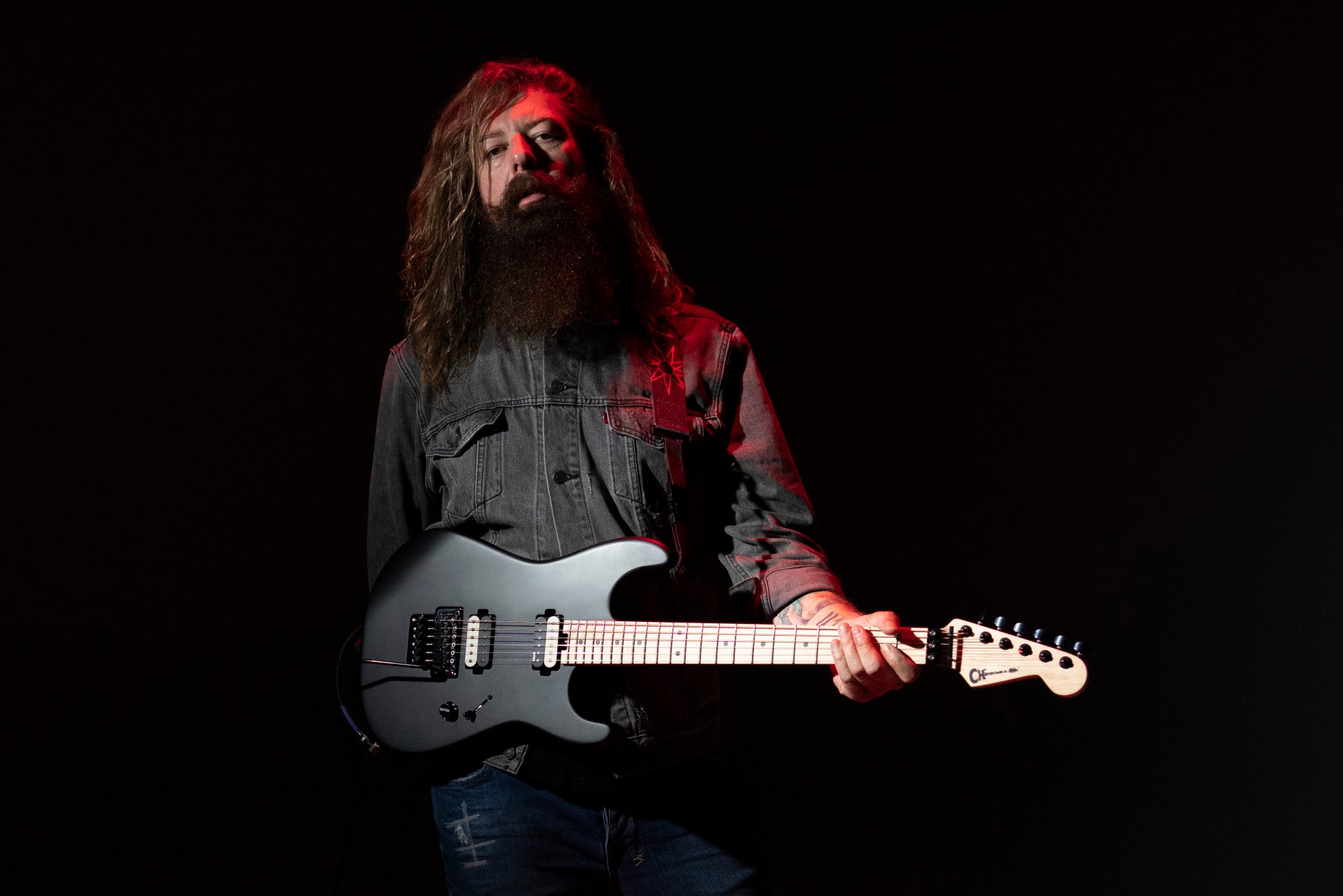 Slipknotの伝説的なギタリストでありヘヴィメタルの革新者ジム・ルートのCHARVELシグネイチャーギター12月3日（土）より販売開始