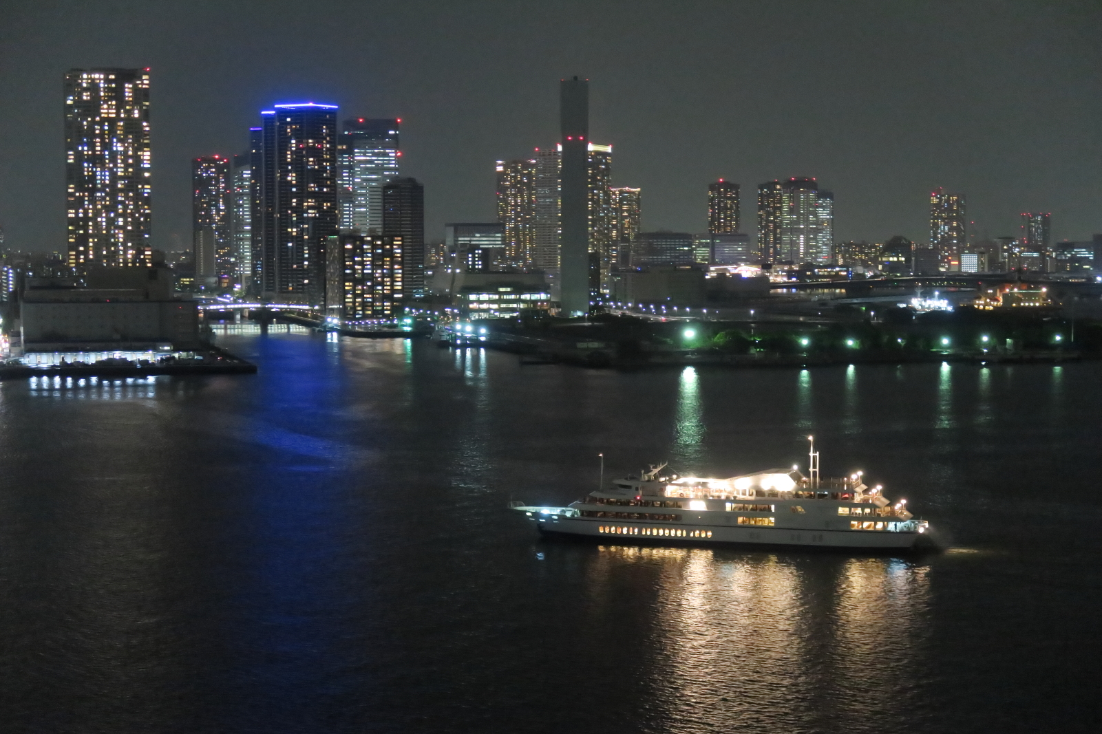 東京湾で新年の幕開けを船上で迎える「カウトンダウンクルーズ」
2022年12月31日(土)に運航！2種類のパーティープランをご用意