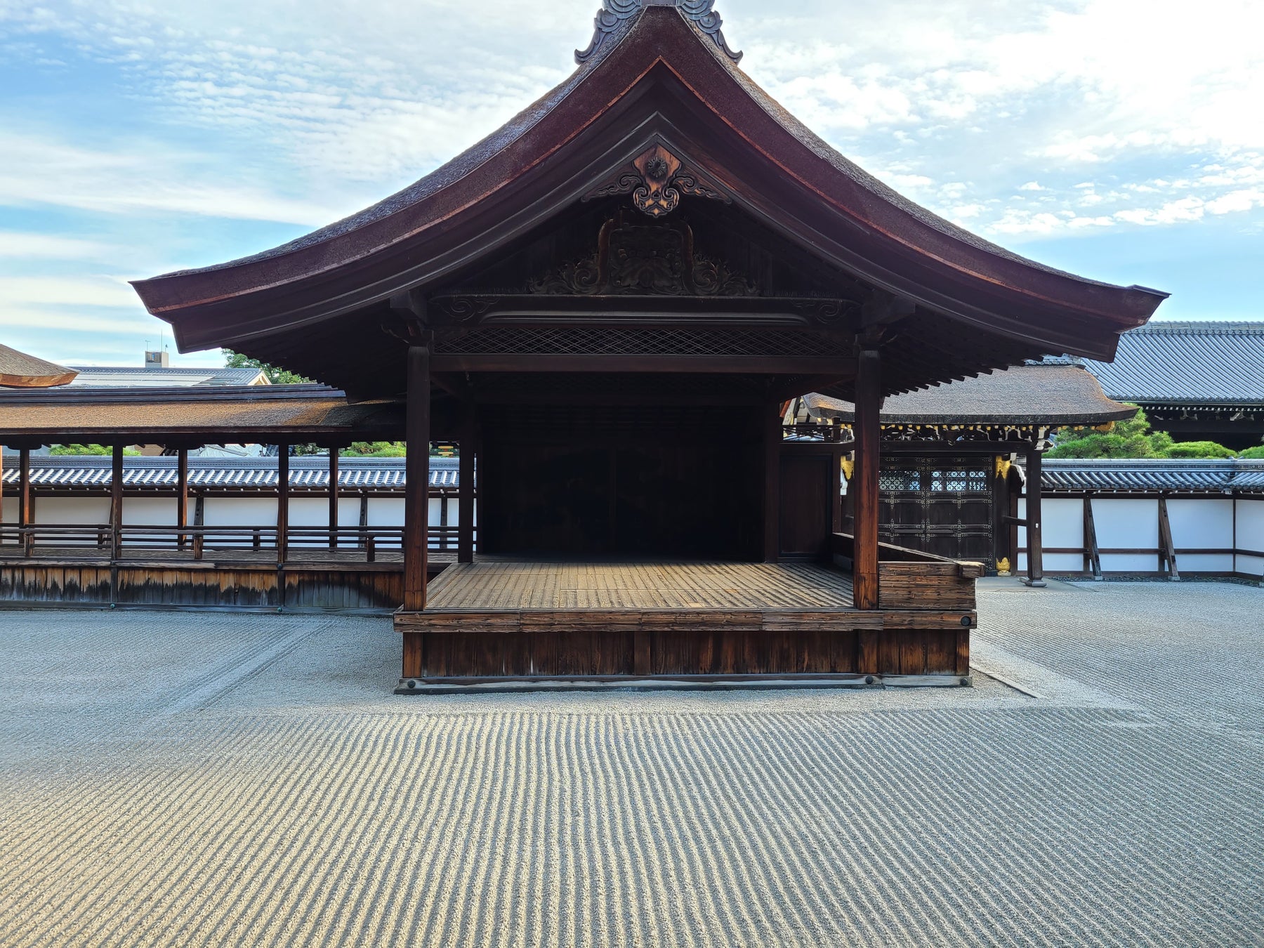 【恵比寿ガーデンプレイスに人工芝エリアと大型スクリーンが出現】野外シネマを楽しむイベントを4年ぶりに開催『YEBISU GARDEN PICNIC』