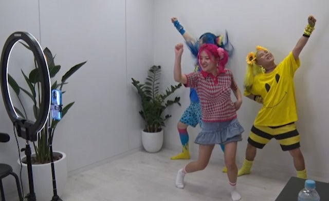 SmartNewsの「TWICEチャンネル」にて、メンバー9名が「TWICE 5TH WORLD TOUR ‘READY TO BE’ in JAPAN」を振り返る、撮りおろしデジタルムービーを公開!